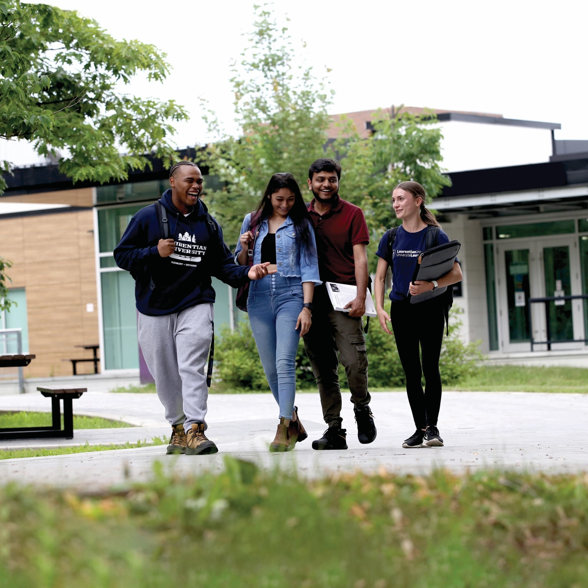 Des étudiants de l'Université Laurentienne marchant sur le campus.